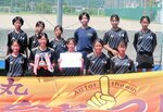 ６年ぶり３度目の優勝を飾った八頭女子＝八頭高ホッケー場