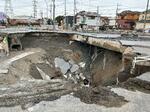 　県道が陥没しトラックが転落した埼玉県八潮市の事故現場。地元の草加八潮消防局が公開した＝３日午前８時３０分ごろ