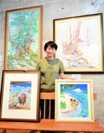 自然風景を透明感あふれるタッチで描いた作品と西岡さん＝香美町村岡区和池の木の殿堂