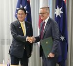 　昨年１０月、安全保障協力に関する新たな共同宣言に署名したオーストラリアのアルバニージー首相（右）と岸田首相＝パース（共同）