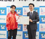 伊木市長（右）からスポーツ栄誉賞を授与された高橋選手＝１７日、米子市役所