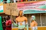 　６日、ニジェールの首都ニアメーで旧宗主国フランスへの反感を示すクーデター支持派（ロイター＝共同）