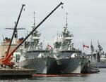 　８月、海上自衛隊横須賀基地に寄港したカナダ海軍のフリゲート艦「オタワ」（左）。右はフリゲート艦「バンクーバー」＝神奈川県横須賀市