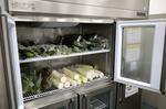 　「コミュニティフリッジ恵庭」の業務用冷凍冷蔵庫に並べられた野菜などの生鮮食品＝７月、北海道恵庭市