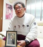 　兄純一さんとの思い出を語る綱島浩之さん＝兵庫県姫路市