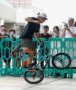 　開幕戦で技を披露する自転車ＢＭＸの選手＝２７日午後、宮崎市