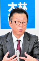 養父市長選で初当選し、市政運営の抱負を語る大林氏＝２１日、養父市八鹿町八鹿