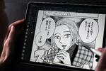 　ｉＰａｄ（アイパッド）を使って漫画を描く瀧波ユカリ。線がシンプルで洗練された絵が特徴だ＝２０２４年９月、東京都文京区