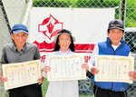 初優勝した岸本さん（中央）ら上位入賞者＝１８日、新温泉町湯の健康公園グラウンド