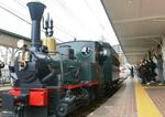 　運行が再開され、道後温泉駅を出発する「坊っちゃん列車」＝２０日午前、松山市