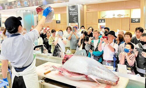 解体ショーを見守る来店客