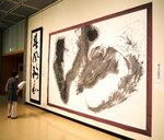会員それぞれの個性が光る書が並ぶ会場＝１６日、鳥取市の鳥取県立博物館
