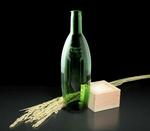 日本山村硝子が米のもみ殻を利用して開発したガラス瓶（日本山村硝子提供）