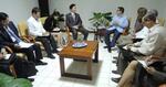　２０１６年６月、ハバナで会談する韓国の尹炳世外相（中央左）とキューバのロドリゲス外相（同右）（聯合＝共同）