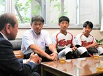 吉田町長（左）に全国大会出場を報告する八頭ボーイズの選手ら
