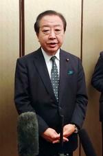 　記者団の取材に応じる立憲民主党の野田代表＝１日午後、長野市