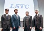 　写真に納まるＬＳＴＣの東哲郎理事長（右から２人目）ら＝９日午後、東京都千代田区