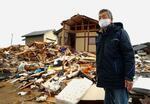 　倒壊した自宅の前に立つ塩井一仁さん＝７日、石川県珠洲市