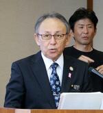 　定例記者会見で日米首脳会談への期待を述べる沖縄県の玉城デニー知事＝６日午前、沖縄県庁