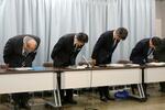 　第三者委員会による報告書を公表する記者会見で、頭を下げる愛知県教育委員会の幹部ら＝２２日午前、愛知県庁