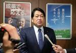 　記者団の取材に応じる自民党の小野寺政調会長＝１６日午前、東京・永田町の自民党本部