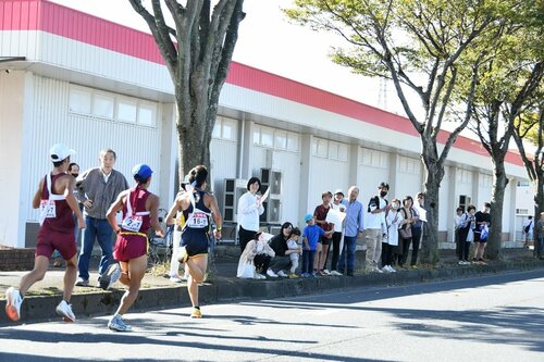 懸命に走る選手らに沿道から声援を送る市民や駅伝ファンら＝１３日、倉吉市米田町