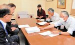 署名簿を提出する足田委員長（右から２人目）ら＝４日、境港市役所