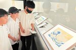 新千円札に採用された「冨嶽三十六景　神奈川沖浪裏」を鑑賞する来館者