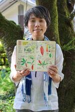 　スケッチブックを手にするネーチャージャーナリングの指導者小林絵里子さん＝９月、高知県いの町