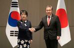 　２６日、韓国の朴振外相（右）と握手する上川外相＝韓国・釜山（共同）