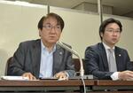 　記者会見する全国統一教会被害対策弁護団の村越進弁護団長（左）ら＝１６日午後、東京・霞が関の司法記者クラブ