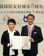 友好交流の継続と発展を誓う平井知事（右）と廬市長＝台湾の台中市（鳥取県提供）