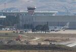 　１日、トルコの首都アンカラの空港に着陸したロシア政府機（ロイター＝共同）