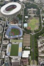 　再開発計画に揺れる東京・明治神宮外苑地区。左奥から国立競技場、解体が進む神宮第二球場、神宮球場、秩父宮ラグビー場が並ぶ。右下はイチョウ並木＝６月