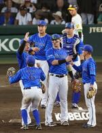 　阪神に勝利し、タッチを交わすＤｅＮＡナイン＝甲子園