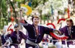 　「仙台・青葉まつり」で「すずめ踊り」を披露する踊り手＝１８日午後、仙台市