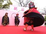 　中国総領事館の観桜会で披露された変面ショー＝２０２４年３月、長崎市