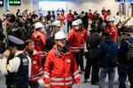 　羽田空港で避難した乗客の対応に追われる職員ら＝２日午後８時２１分