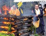 護摩壇の火中に護摩木を投じる清水谷貫主＝１７日、島根県安来市清水町の清水寺