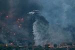 　アテネ近郊の山火事で消火作業に当たるヘリコプター＝１７日、ルトラキ（ＡＰ＝共同）