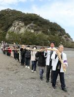 　三重県熊野市の花窟神社で営まれた「お綱かけ神事」＝２日