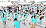 縁日などでにぎわうお祭り広場で、大勢の観客を楽しませるダンススタジオの生徒たち＝２３日、境港市大正町