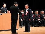 松浦町長（手前左）から表彰を受ける受賞者＝１日、三朝町総合文化ホール