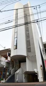 　神田憲次税理士事務所が入るビル＝１３日午後、名古屋市