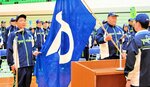 結団式で決意を述べる国スポホッケー少年男子の尾崎監督（左）＝ヤマタスポーツパーク体育館