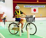自転車のバランスを保って走行する児童＝２２日、三朝町山田の町総合スポーツセンター