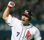 ２００４年９月の日本ハム戦でサヨナラ本塁打を放ち、ガッツポーズの井口資仁さん＝福岡ドーム