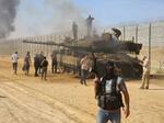 　７日、パレスチナ自治区ガザでイスラエル軍の戦車を破壊するイスラム組織ハマスの戦闘員ら（ゲッティ＝共同）