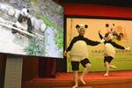 　オンライン交流会で画面に映し出されたシャンシャンのライブ映像と、踊りを披露する人たち＝９日午前、東京都港区の在日中国大使館