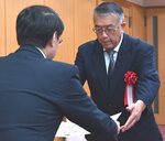 平井知事（左）から表彰状を受け取る被表彰者＝鳥取県庁